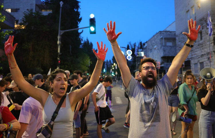 Από πρόσφατη διαμαρτυρία έξω από το σπίτι του Νετανιάχου, στην Ιερουσαλήμ (φωτ.: EPA / Abir Sultan)