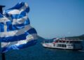 Άφιξη τουριστών, με πλοίο, στην Κέρκυρα για τον εορτασμό του Πάσχα (φωτ.: Γιώργος Κονταρίνης/EUROKINISSI)