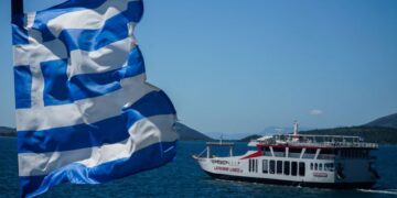 Άφιξη τουριστών, με πλοίο, στην Κέρκυρα για τον εορτασμό του Πάσχα (φωτ.: Γιώργος Κονταρίνης/EUROKINISSI)