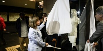 Η Κατερίνα Σακελλαροπούλου κάνει τα αποκαλυπτήρια αντιγράφου αγάλματος Κόρης, της αρχαϊκής περιόδου από το Μουσείο της Ακρόπολης, στον σταθμό του μετρό «Grecia»  στο Σαντιάγο (φωτ.: presidency.gr)