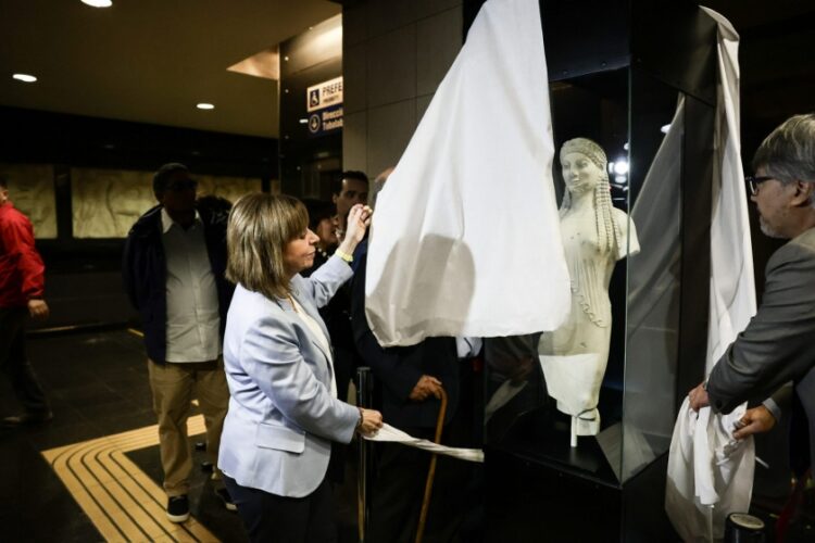 Η Κατερίνα Σακελλαροπούλου κάνει τα αποκαλυπτήρια αντιγράφου αγάλματος Κόρης, της αρχαϊκής περιόδου από το Μουσείο της Ακρόπολης, στον σταθμό του μετρό «Grecia»  στο Σαντιάγο (φωτ.: presidency.gr)