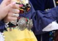 Λεπτομέρειες από τις παραδοσιακές φορεσιές των Λαζαρίνων, κατά τη διάρκεια του εθίμου στην Αιανή Κοζάνης (φωτ. αρχείου: ΑΠΕ-ΜΠΕ/ΔΗΜΗΤΡΗΣ ΣΤΡΑΒΟΥ)