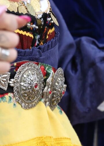 Λεπτομέρειες από τις παραδοσιακές φορεσιές των Λαζαρίνων, κατά τη διάρκεια του εθίμου στην Αιανή Κοζάνης (φωτ. αρχείου: ΑΠΕ-ΜΠΕ/ΔΗΜΗΤΡΗΣ ΣΤΡΑΒΟΥ)