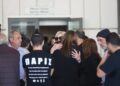 Συγγενείς θυμάτων έξω από την αίθουσα του Εφετείου όπου ανακοινώθηκε η απόφαση του Τριμελούς Πλημμελειοδικείου για την τραγωδία στο Μάτι (φωτ.: Eurokinissi/Γιάννης Παναγόπουλος)