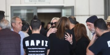 Συγγενείς θυμάτων έξω από την αίθουσα του Εφετείου όπου ανακοινώθηκε η απόφαση του Τριμελούς Πλημμελειοδικείου για την τραγωδία στο Μάτι (φωτ.: Eurokinissi/Γιάννης Παναγόπουλος)