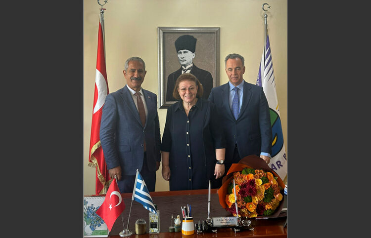 Η υπουργός Πολιτισμού με τον Δήμαρχο Πριγκιποννήσων και τον γενικό πρόξενο στην Κωνσταντινούπολη (πηγή: culture.gov.gr)