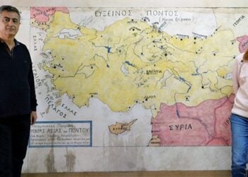 Ο Σάββας Δεμιρτζόγλου και η Άνι Ντεοκμετζιάν μπροστά από χάρτη με τις αλησμόνητες πατρίδες σε Μικρά Ασία και Πόντο (φωτ.: armenika.gr)