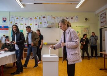Γυναίκα ψηφίζει στο δεύτερο γύρο των προεδρικών εκλογών στη Σλοβακία (φωτ.: EPA/Martin Divisek)