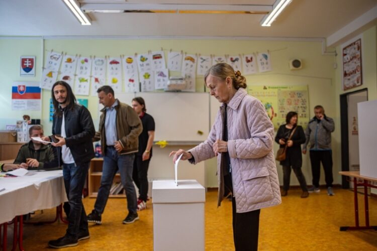 Γυναίκα ψηφίζει στο δεύτερο γύρο των προεδρικών εκλογών στη Σλοβακία (φωτ.: EPA/Martin Divisek)
