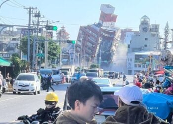 Κτήριο που έχει γείρει από το τεράστιο σεισμό στην Ταϊβάν (φωτ.: twitter.com/rajuivans)