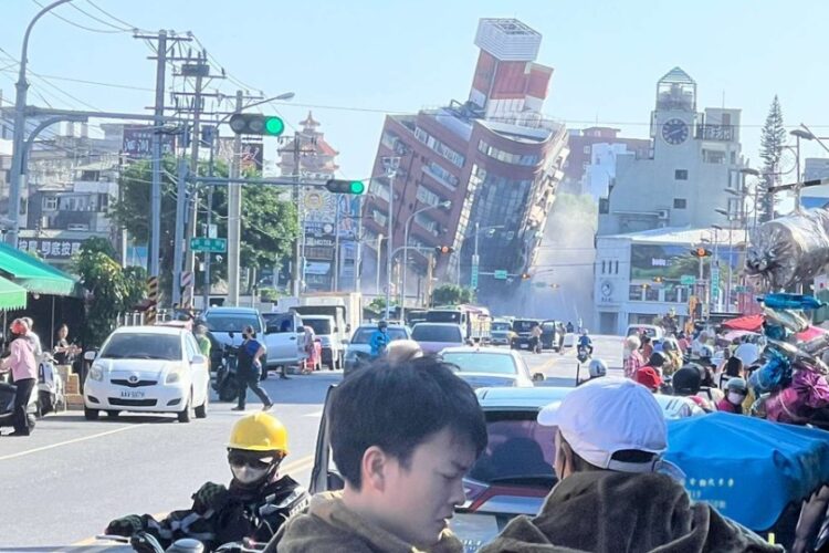 Κτήριο που έχει γείρει από το τεράστιο σεισμό στην Ταϊβάν (φωτ.: twitter.com/rajuivans)