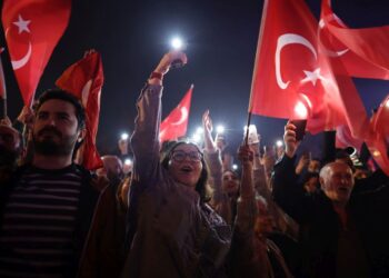 Υποστηρικτές του Εκρέμ Ιμάμογλου, δημάρχου Κωνσταντινούπολης πανηγυρίζουν μετά το κλείσιμο των καλπών για τις δημοτικές εκλογές, στις 31 Μαρτίου, στην Τουρκία (φωτ.: EPA/ Erdem Sahin)