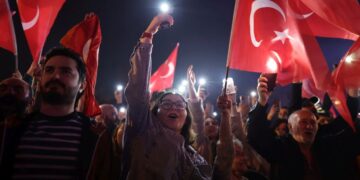 Υποστηρικτές του Εκρέμ Ιμάμογλου, δημάρχου Κωνσταντινούπολης πανηγυρίζουν μετά το κλείσιμο των καλπών για τις δημοτικές εκλογές, στις 31 Μαρτίου, στην Τουρκία (φωτ.: EPA/ Erdem Sahin)