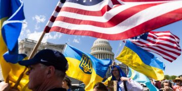 Υποστηρικτές της Ουκρανίας κυματίζουν αμερικανικές και ουκρανικές σημαίες έξω από το Καπιτώλιο των ΗΠΑ, μετά την έγκριση των τεσσάρων πακέτων βοήθειας (φωτ.: EPA/JIM LO SCALZO)
