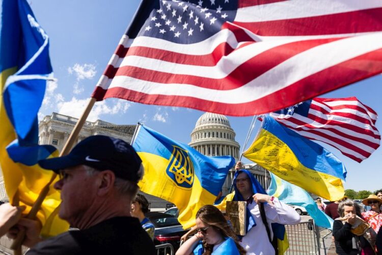 Υποστηρικτές της Ουκρανίας κυματίζουν αμερικανικές και ουκρανικές σημαίες έξω από το Καπιτώλιο των ΗΠΑ, μετά την έγκριση των τεσσάρων πακέτων βοήθειας (φωτ.: EPA/JIM LO SCALZO)