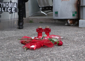 Κεριά και λουλούδια στο σημείο όπου δολοφονήθηκε η Κυριακή Γρίβα, έξω από το ΑΤ Αγίων Αναργύρων (φωτ.: EUROKINISSI / Σωτήρης Δημητρόπουλος)