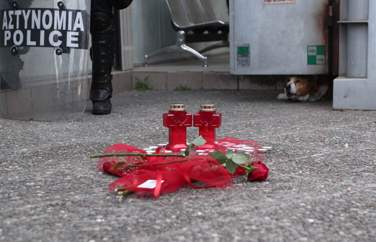 Κεριά και λουλούδια στο σημείο όπου δολοφονήθηκε η Κυριακή Γρίβα, έξω από το ΑΤ Αγίων Αναργύρων (φωτ.: EUROKINISSI / Σωτήρης Δημητρόπουλος)