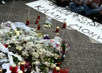Πανό διαμαρτυρίας κι ένας αυτοσχέδιος βωμός στο σημείο όπου δολοφονήθηκε η 28χρονη έξω από το αστυνομικό τμήμα των Αγίων Αναργύρων (φωτ.: EUROKINISSI/Κώστας Τζούμας)