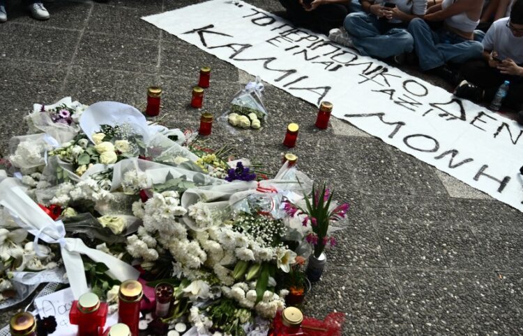 Πανό διαμαρτυρίας κι ένας αυτοσχέδιος βωμός στο σημείο όπου δολοφονήθηκε η 28χρονη έξω από το αστυνομικό τμήμα των Αγίων Αναργύρων (φωτ.: EUROKINISSI/Κώστας Τζούμας)