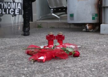 Κεριά και μερικά λουλούδια στο σημείο όπου ξεψύχησε η άτυχη κοπέλα (φωτ.: EUROKINISSI/Σωτήρης Δημητρόπουλος)