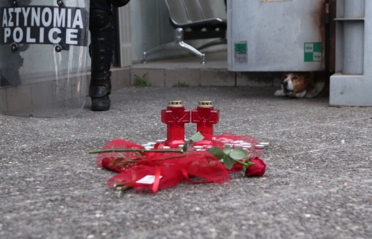 Κεριά και μερικά λουλούδια στο σημείο όπου ξεψύχησε η άτυχη κοπέλα (φωτ.: EUROKINISSI/Σωτήρης Δημητρόπουλος)