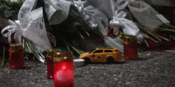 Λουλούδια και κεριά στο σημείο που δολοφονήθηκε η Κυριακή Γρίβα από τον διώκτη της, πρώην σύντροφό της, έξω από το Αστυνομικό Τμήμα Αγίων Αναργύρων, όπου είχε πάει για να ζητήσει βοήθεια. Ανάμεσά τους διακρίνεται κι ένα αυτοκινητάκι, με την επιγραφή «Ταξί» (Φωτ.: ΑΠΕ-ΜΠΕ/Γιάννης Κολεσίδης)