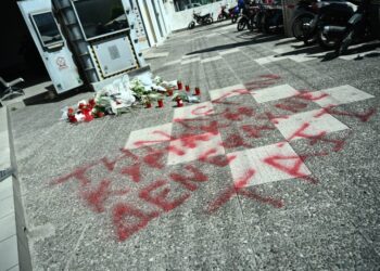 Συνθήματα διαμαρτυρίας και λουλούδια στο σημείο που έπεσε νεκρή η άτυχη 28χρονη στους Αγίους Αναργύρους (φωτ.: EUROKINISSI/Κώστας Τζούμας)