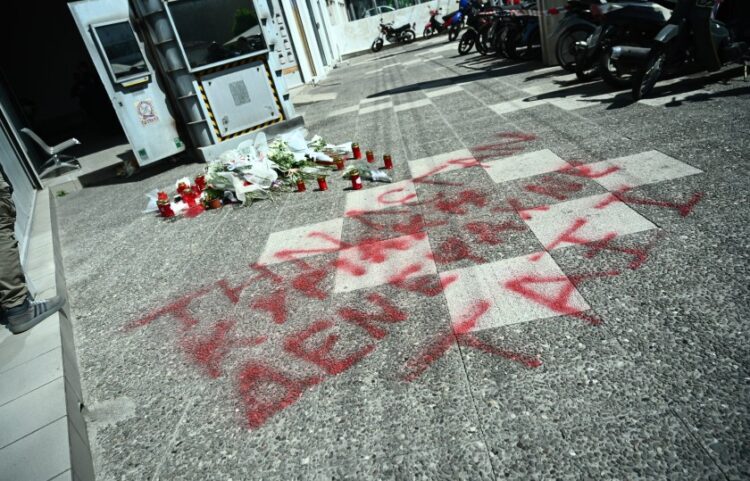 Συνθήματα διαμαρτυρίας και λουλούδια στο σημείο που έπεσε νεκρή η άτυχη 28χρονη στους Αγίους Αναργύρους (φωτ.: EUROKINISSI/Κώστας Τζούμας)