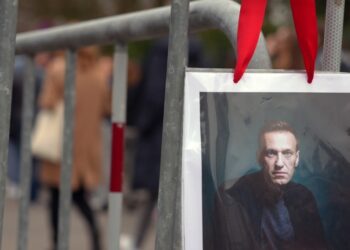 Φωτογραφία του Αλεξέι Ναβάλνι λίγες ημέρες μετά το θάνατό του μπροστά από τη ρωσική πρεσβεία στο Βερολίνο (φωτ.: EPA/Julien Grindat)