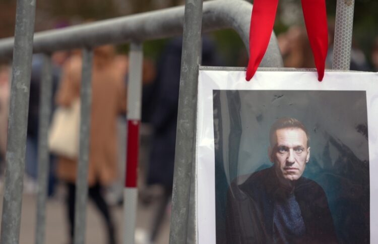 Φωτογραφία του Αλεξέι Ναβάλνι λίγες ημέρες μετά το θάνατό του μπροστά από τη ρωσική πρεσβεία στο Βερολίνο (φωτ.: EPA/Julien Grindat)