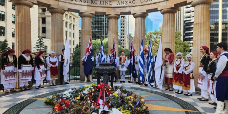Πλήθος στεφάνων στο Μνημείο των ANZACs (φωτ.: facebook/Helen Zahos)
