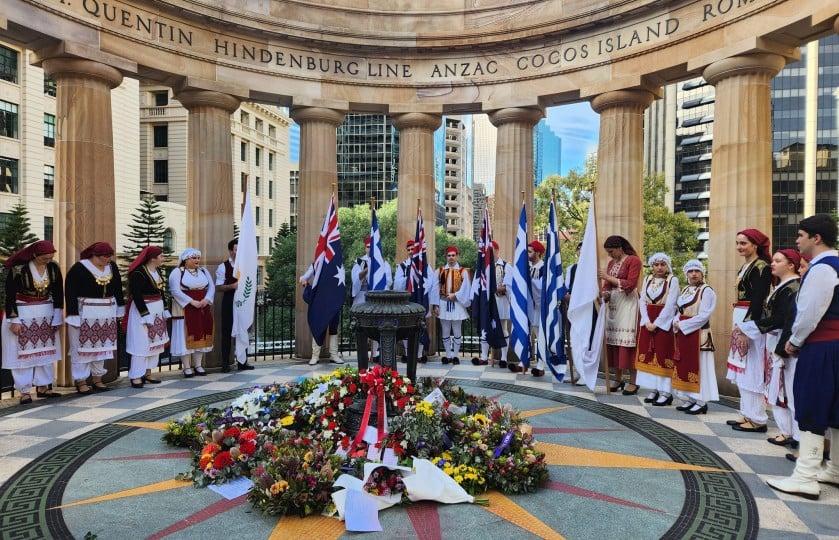 Πλήθος στεφάνων στο Μνημείο των ANZACs (φωτ.: facebook/Helen Zahos)