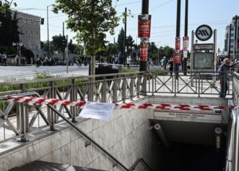 Κορδέλα και σημείωμα σε σταθμό του Μετρό στο Σύνταγμα, στη διάρκεια προηγούμενης απεργίας (φωτ.: EUROKINISSI/Τατιάνα Μπόλαρη)