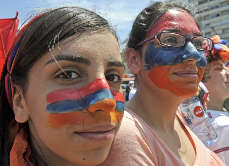 Νεαρές Αρμένισσες έχουν βάψει τα πρόσωπά τους με τα χρώματα της σημαίας της Αρμενίας στη διάρκεια διαμαρτυρίας για τη Γενοκτονία (φωτ. αρχείου: EPA/Wael Hamzeh)