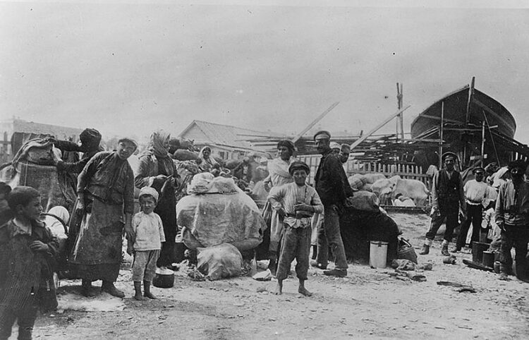 Αρμένιοι πρόσφυγες με τα υπάρχοντά τους στο Νοβοροσίσκ της Ρωσίας, το 1920 (πηγή: Βιβλιοθήκη του Κογκρέσου)