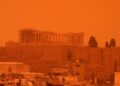 Η Ακρόπολη διακρίνεται με δυσκολία μέσα από το σύννεφο της αφρικανικής σκόνης (φωτ.: EUROKINISSI/Γιώργος Κονταρίνης)