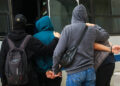 Δύο από τους συλληφθέντες χούλιγκαν οδηγούνται στον εισαγγελέα (φωτ.: EUROKINISSI / Γιάννης Παναγόπουλος)