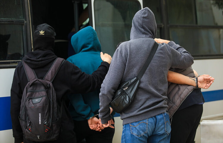 Δύο από τους συλληφθέντες χούλιγκαν οδηγούνται στον εισαγγελέα (φωτ.: EUROKINISSI / Γιάννης Παναγόπουλος)