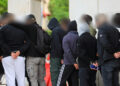 Συλληφθέντες χούλιγκαν οδηγούνται στον εισαγγελέα (φωτ.: EUROKINISSI / Γιάννης Παναγόπουλος)