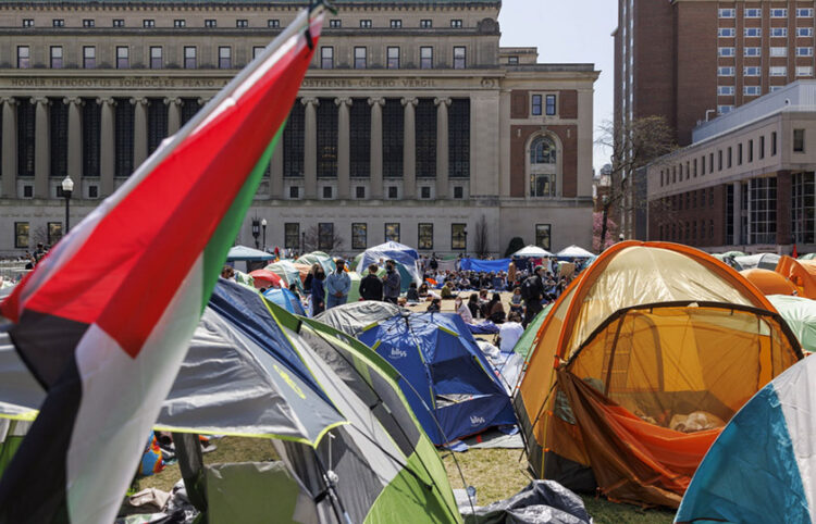 Φοιτητές και φοιτήτριες έχουν κάνει κατάληψη στο κάμπους του Πανεπιστημίου Κολούμπια διαμαρτυρόμενοι για τον πόλεμο στη Γάζα (φωτ.: EPA / Sarah Yenesel)