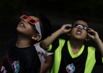 Απαραίτητα τα ειδικά γυαλιά για να δει κανείς την έκλειψη Ηλίου (φωτ. αρχείου: EPA / Rodrigo Sura)