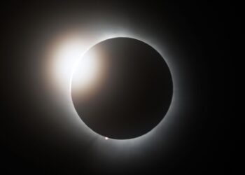 Το φεγγάρι έχει σχεδόν σκεπάσει ολοκληρωτικά τον ήλιο στο Βερμόντ των ΗΠΑ, στη διάρκεια της χθεσινής ολικής έκλειψης ηλίου (φωτ.: EPA/CJ Gunther)