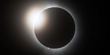 Το φεγγάρι έχει σχεδόν σκεπάσει ολοκληρωτικά τον ήλιο στο Βερμόντ των ΗΠΑ, στη διάρκεια της χθεσινής ολικής έκλειψης ηλίου (φωτ.: EPA/CJ Gunther)