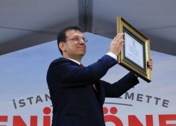 Ο Εκρέμ Ιμάμογλου κρατά το δημαρχιακό δίπλωμα για την Κωνσταντινούπολη (φωτ.: Χ/ Ekrem İmamoğlu International)