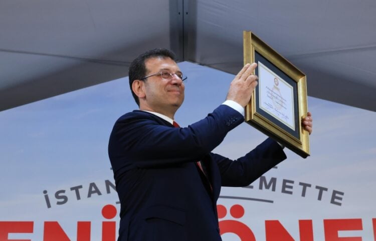 Ο Εκρέμ Ιμάμογλου κρατά το δημαρχιακό δίπλωμα για την Κωνσταντινούπολη (φωτ.: Χ/ Ekrem İmamoğlu International)