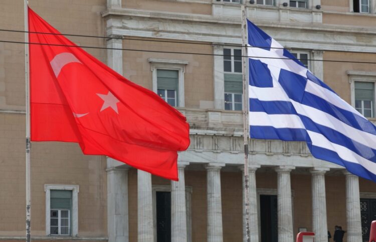 Η γαλανόλευκη και η τουρκική σημαία στο Σύνταγμα (φωτ. αρχείου: EUROKINISSI/Γιάννης Παναγόπουλος)