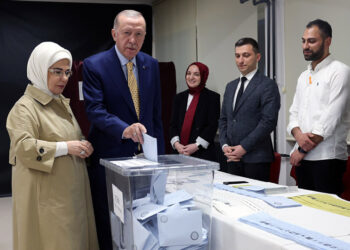 Ο Ρετζέπ Ταγίπ Ερντογάν και η σύζυγός του Εμινέ ψηφίζουν σε εκλογικό τμήμα της Κωνσταντινούπολης (φωτ.: Γραφείο Τύπου Προεδρίας της Τουρκίας)