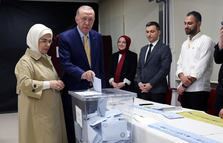 Ο Ρετζέπ Ταγίπ Ερντογάν και η σύζυγός του Εμινέ ψηφίζουν σε εκλογικό τμήμα της Κωνσταντινούπολης (φωτ.: Γραφείο Τύπου Προεδρίας της Τουρκίας)