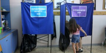 Πολίτες ψηφίζουν στις ευρωεκλογές του 2019 (φωτ. αρχείου: ΜΟΤΙΟΝΤΕΑΜ/Βασίλης Βερβερίδης)