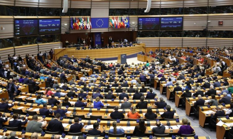 Μέλη του Ευρωκοινοβουλίου ψηφίζουν το Σύμφωνο Μετανάστευσης και Ασύλου (φωτ.: EPA/Olivier Hoslet)